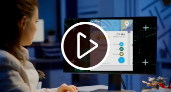 Con esta herramienta se podrán realizar traspasos de vehículos. Persona frente a un computador.
