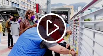 Intervención artística en TransMilenio. Personas en la estación.