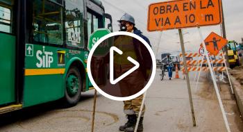 Conexión Vial 19 de julio Persona con señal.