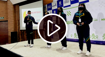 Niñas participando en la premiación.