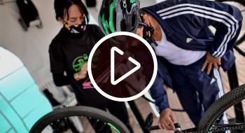 Persona registrando su bicicleta.