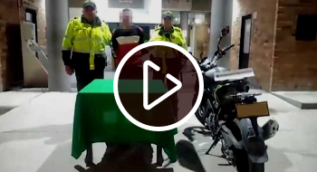¡Capturado! Los policías lo persiguieron y lo atraparon con una moto hurtada Un hombre fue capturado en Engativá por el hurto de una motocicleta