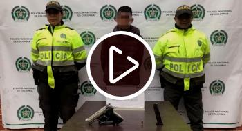 El hombre capturado y el arma incautada en Bosa. 