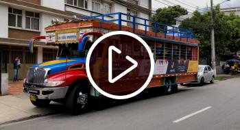 Súbete a la chiva rumbera del Ipes que te lleva gratis al Fritanga Fest