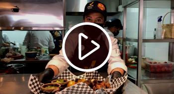 Tía Jackeline, las tres generaciones preparando fritanga