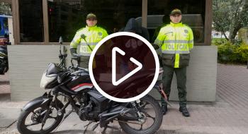 ¡Se movilizaba en una motocicleta hurtada! En video el capturado en Teusaquillo