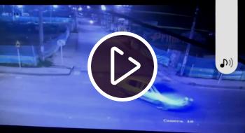 El vehículo quedó registrado en cámaras de seguridad.