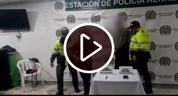 Policía aprehende a 2 menores que rompieron vidrio de taxi para hurtar ¡Video!