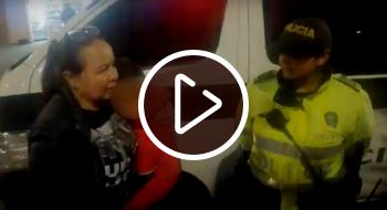 Video: Policía rescata a menor a quien abuela olvidó accidentalmente en un bus