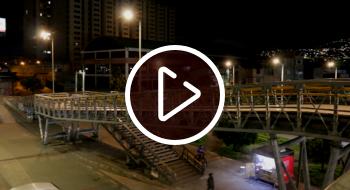 Alumbrado público del puente peatonal Portal del Sur Video: Así quedó el nuevo alumbrado del Puente Peatonal del Portal Sur