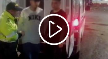 En video: capturados en un carro habrían cometido hurto de celular en P. Aranda