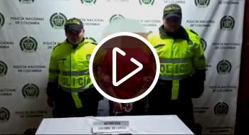 En una requisa la Policía le halló a un hombre dos cajas con cartuchos de proyectiles, pero además una orden de captura vigente en sus antecedentes. Un hombre fue capturado por porte ilegal de armas de fuego y homciidio