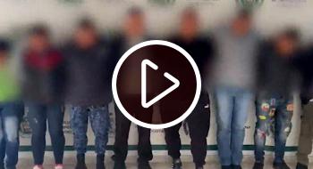 Durante los allanamientos la Policía de Bogotá encontró botellas de alcohol, estupefacientes, sim cards y otros elementos usados para delinquir en la cärcel: Capturados por extorsionar y entrar ilícitos a la cárcel La Modelo.