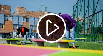 Estas personas realizaron actividades como: embellecimiento de parques, recuperación de espacios públicos, escuadrones de limpieza ciudadana y gestor de convivencia por un día en TransMilenio La Secretaría de Seguridad tiene rutas para cambiar multas por trabajo.