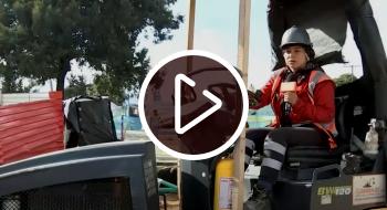 A sus 20 años, Wendy maneja maquinaria pesada en obra de av. Boyacá con cl. 127 Wendy Velandia maneja maquinaria pesada en obras de localidad de Suba