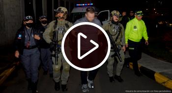 Jhon Poulos llega a Bogotá custodiado por la Policía Metropolitana de Bogotá