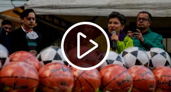 Alcaldesa, Claudia López, entrega dotación a escuelas de formación deportiva en 