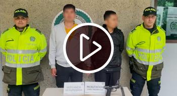 En video 2 capturados por hurto de cadena de oro y dinero de un local