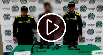 En video hombre capturado con 2 pistolas y una subametralladora