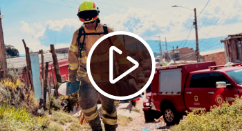 Bomberos trabajan para controlar incendio forestal en Usme, sur de Bogotá