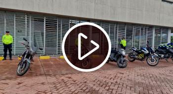 En la foto policías con las motocicletas recuperadas al sur de Bogotá