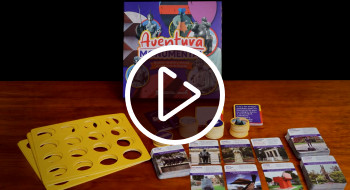 Imagen de componentes (fichas, cartas, tablero) del juego de mesa 'Aventura Monumental'