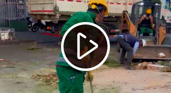 Foto que muestra una persona levantando escombros