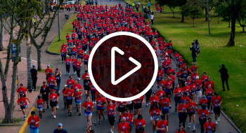 Foto que muestra gente corriendo por las calles 
