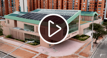 Foto que muestra un edificio de dos pisos con paredes en ladrillo 