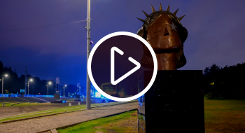 Imagen de la escultura 'La Rockera' con las tarimas de Rock al parque 2026 de fondo
