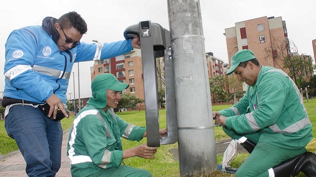 Instalación de canecas de basura en Bogotá - Foto: Prensa Acueducto Bogotá 