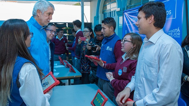 Entrega de tabletas en colegio Simón Rodríguez - Foto: Comunicaciones Alcaldía Bogotá / Andrés Sandoval