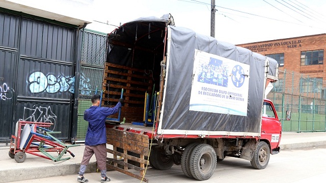 Mobiliario de los colegios en desuso entregado a recicladores - Foto: Comunicaciones Secretaría de Educación 