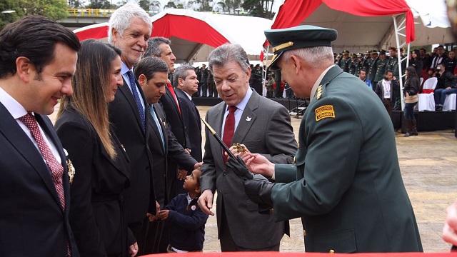 Enrique Peñalosa fue condecorado durante el aniversario del Ejército Nacional - Foto: Presidencia de la República