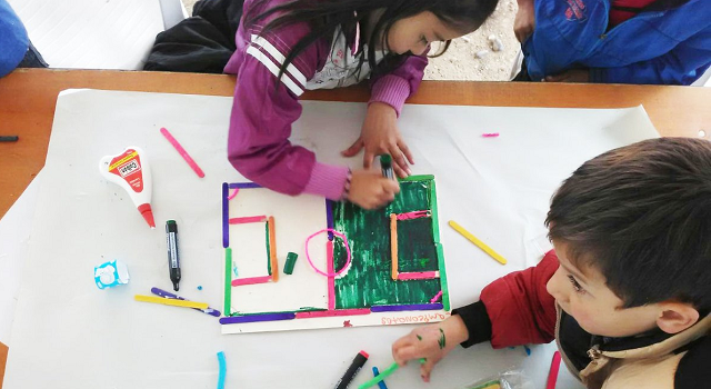 Niños dibujando el barrio que sueñan - Foto: Secretaría de Cultura