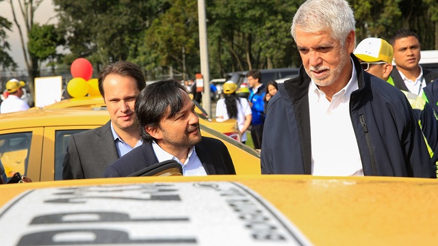 Peñalosa condecora al mejor taxista del mes y destaca uso de tabletas en taxis inteligentes en Bogotá